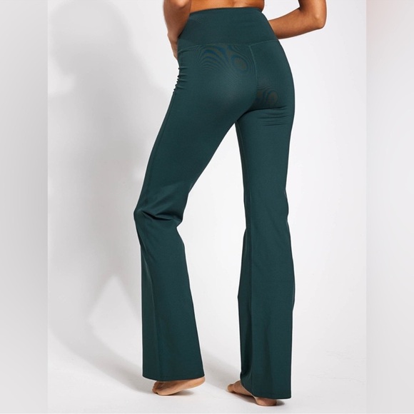 Girlfriend Collective Compressive Flare Leggings in Moss Green Size S - Picture 1 of 13